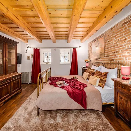 Days - Cozy House Near Castle With Desk And Balcony